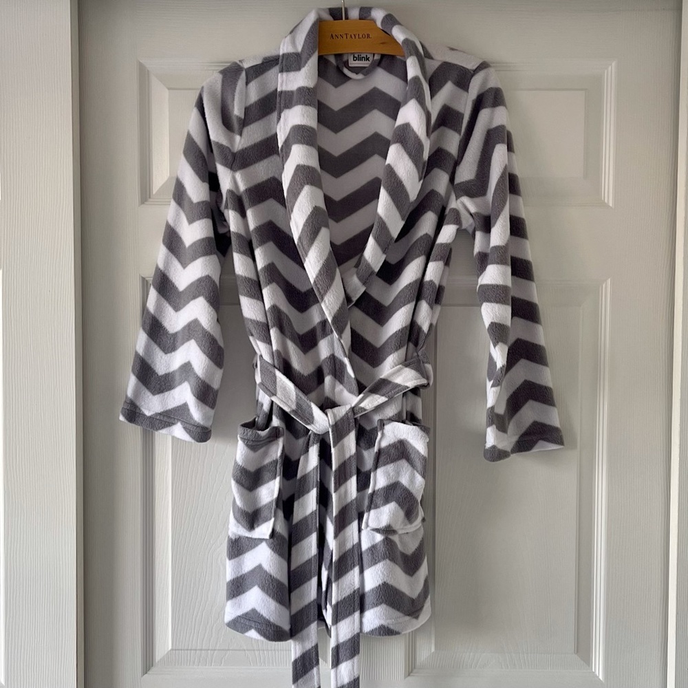 Blink Long Sleeve Wrap Front Belted Gray & White Chevron Robe S/M (Women’s)